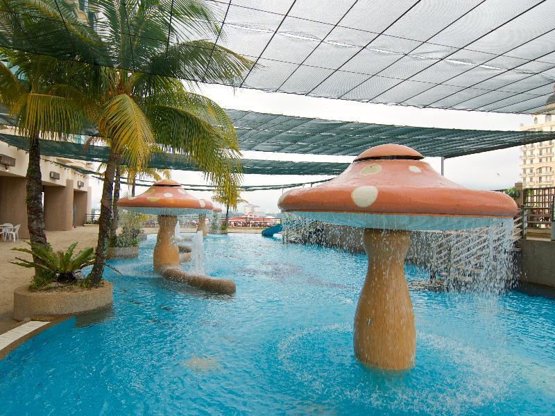 Ascott Gurney Penang Hotel George Town  Kültér fotó The pool at the resort