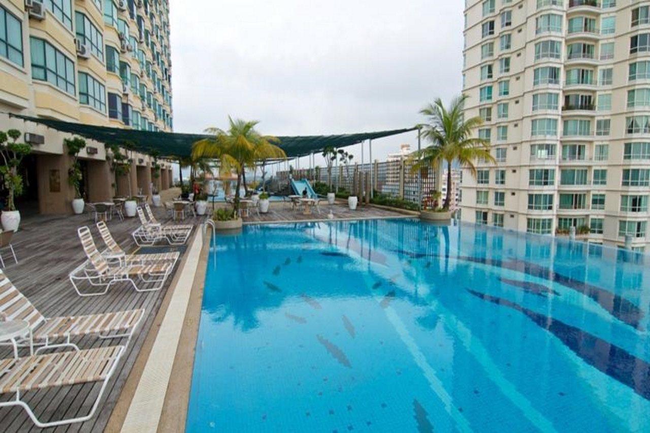 Ascott Gurney Penang Hotel George Town  Kültér fotó The swimming pool at the 33rd floor of the complex