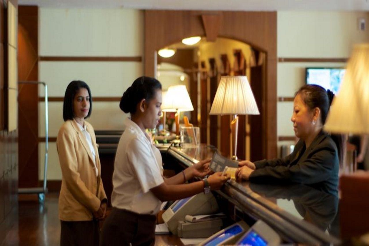 Ascott Gurney Penang Hotel George Town  Kültér fotó A hotel receptionist at work