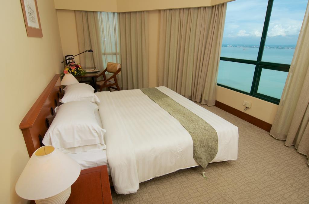 Ascott Gurney Penang Hotel George Town  Kültér fotó A bedroom at the hotel